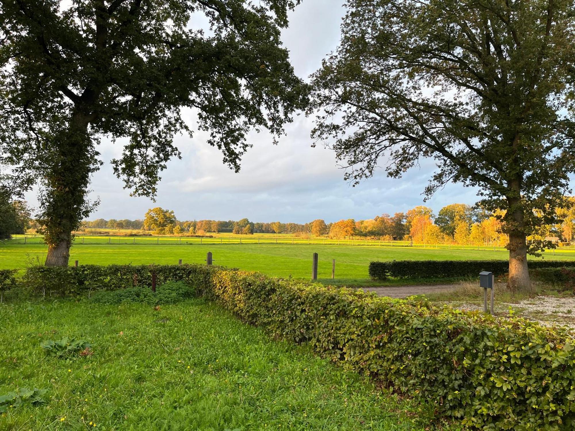 The Barn Hotel Emst Bagian luar foto